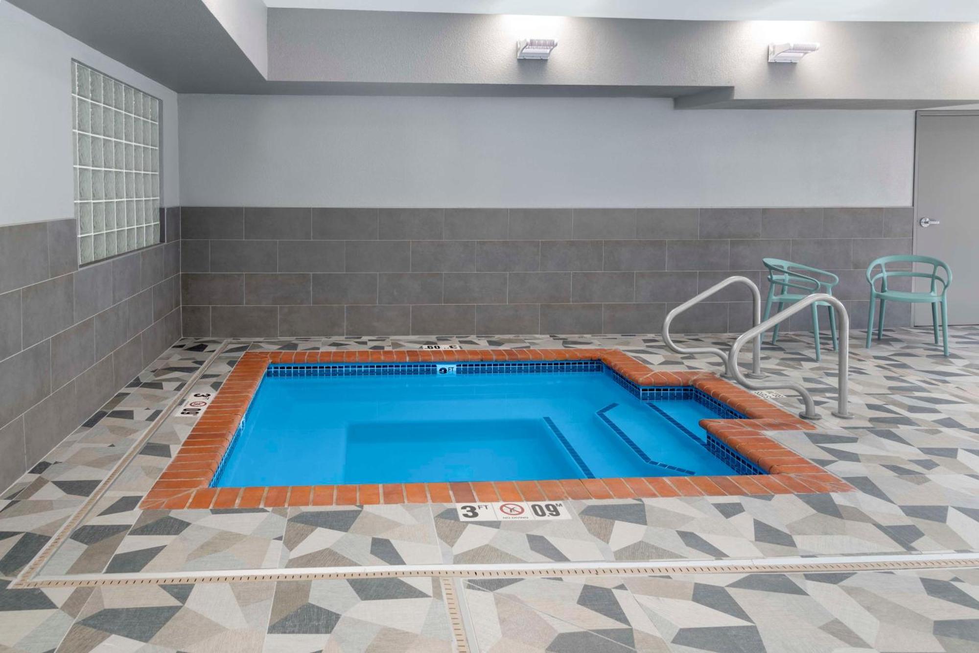Spark By Hilton Lansing מראה חיצוני תמונה