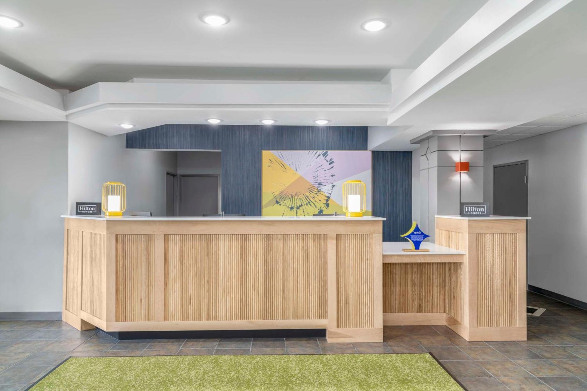 Spark By Hilton Lansing מראה חיצוני תמונה