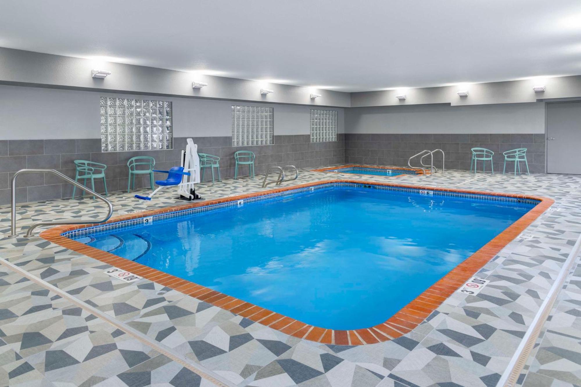 Spark By Hilton Lansing מראה חיצוני תמונה