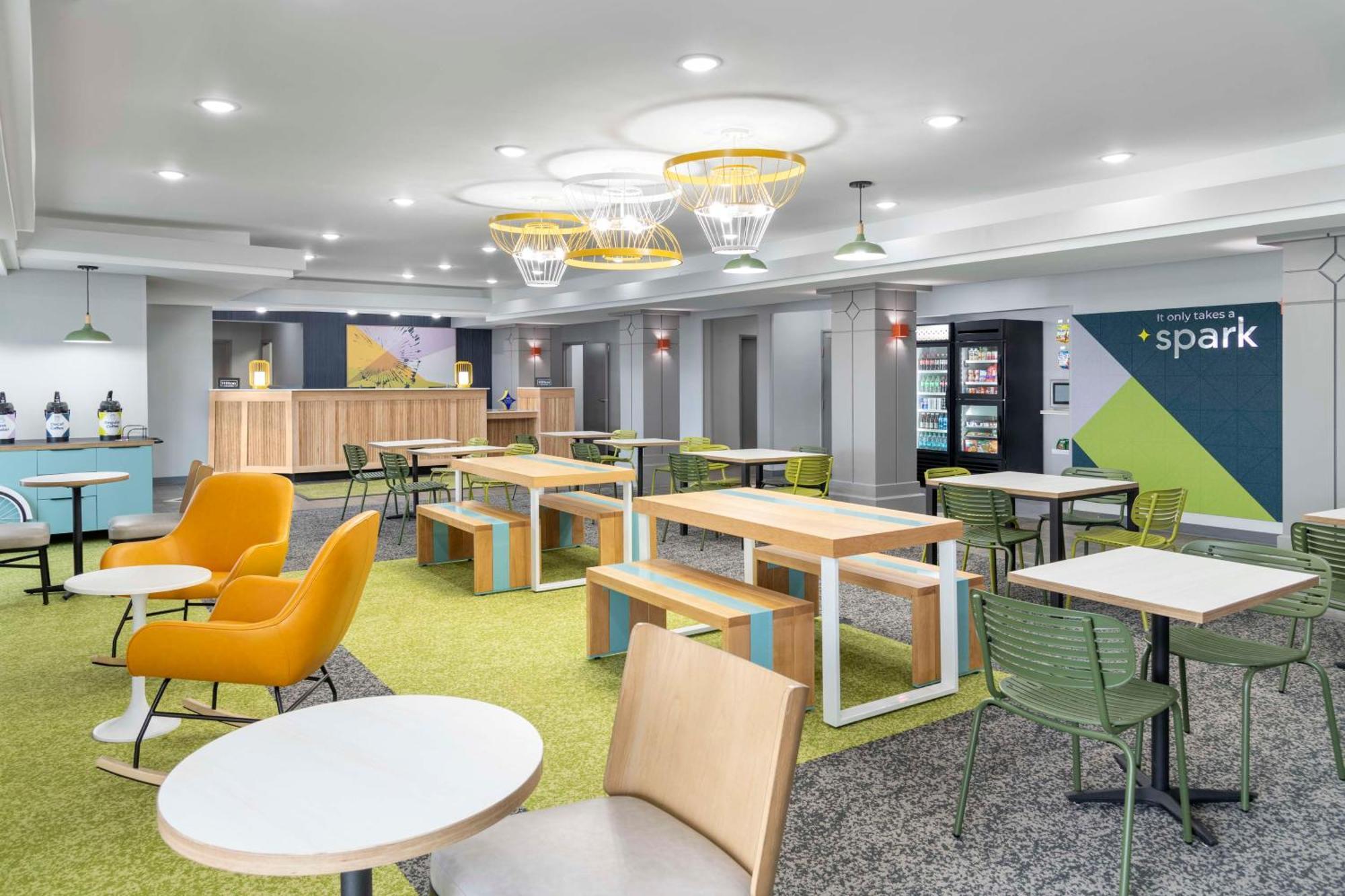 Spark By Hilton Lansing מראה חיצוני תמונה